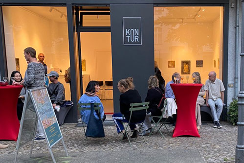 Vernissage Goldbilder, Gäste vor der Galerie KONTOR Vernissage Goldbilder, Gäste vor der Galerie KONTOR