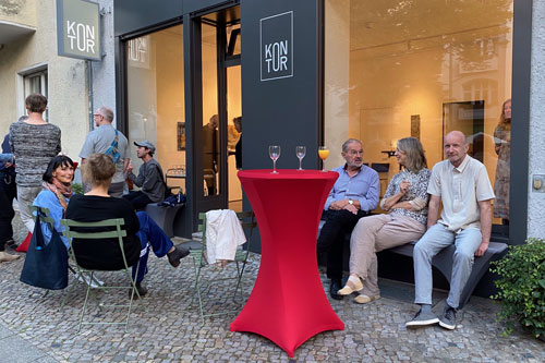 Vernissage Goldbilder, Gäste vor der Galerie KONTOR Vernissage Goldbilder, Gäste vor der Galerie KONTOR
