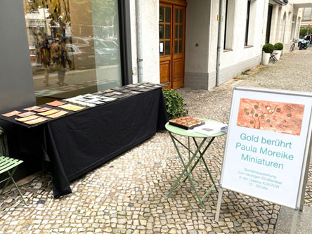 Miniaturbilder mit Gold, Silber und Kupfer vor dem Regen vor der Galerie Miniaturbilder mit Gold, Silber und Kupfer vor dem Regen vor der Galerie