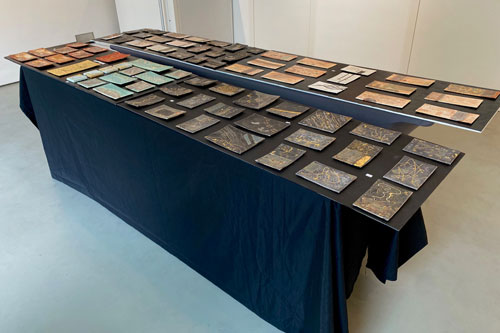 Miniaturbilder mit Gold, Silber und Kupfer im Innenraum der Galerie Miniaturbilder mit Gold, Silber und Kupfer im Innenraum der Galerie
