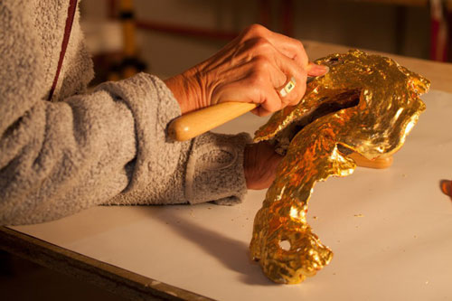 Paula Moreike bei der Arbeit an der Skulptur eines Drachen