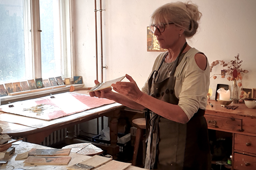 Paula Moreike bei der Arbeit an einem Goldbild