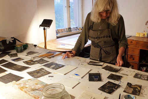 Paula Moreike bei der Arbeit an einem Goldbild